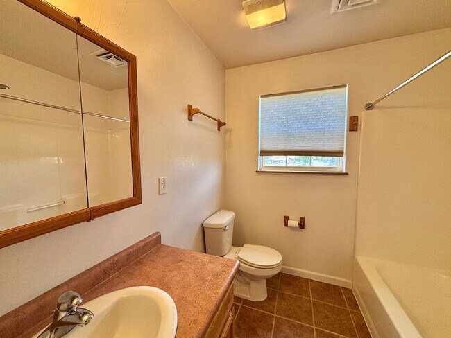 Building Photo - Great 3br/2.5ba, with a bonus space.