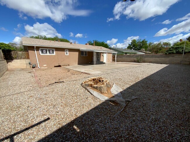 Building Photo - 3 Bedroom Single Story Home Available Near...