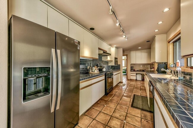 Building Photo - Perfect Location