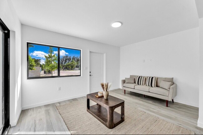 Building Photo - Northeast 160th Street, Miami, FL 33162 - 2 BR 2.5 BA townhouse