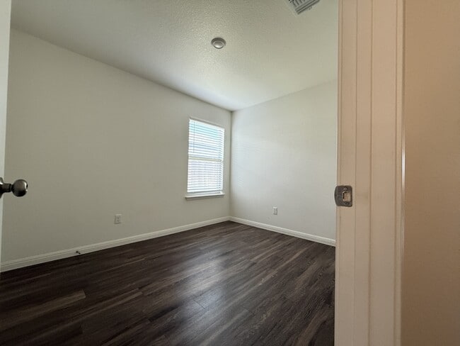 Building Photo - 5903 Betty Lou Dr