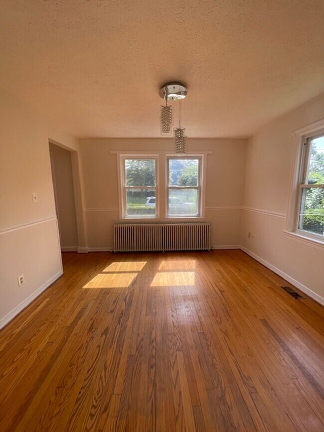 Building Photo - CHARMING BRICK COLONIAL HOME IN ROCKVILLE, CLOSE TO METRO AND ROCKVILLE TOWN CENTER