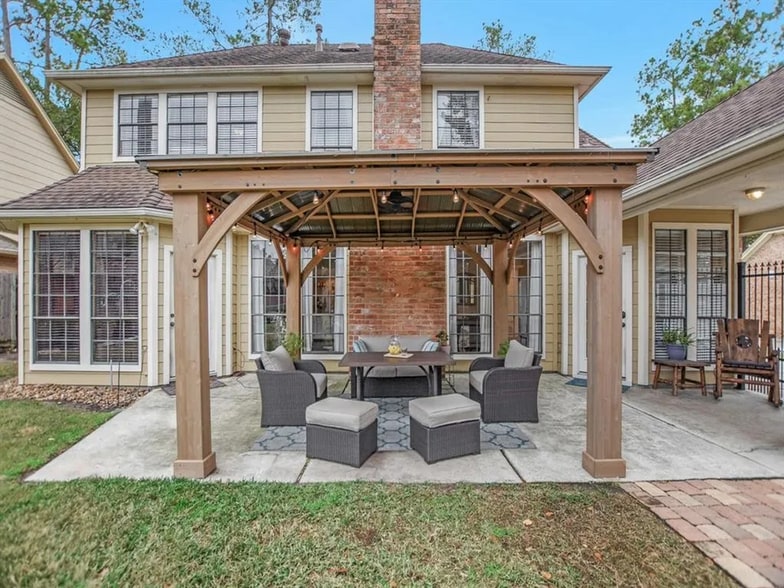 Relax and enjoy the backyard! - 6035 Spring Creek Grove Ln