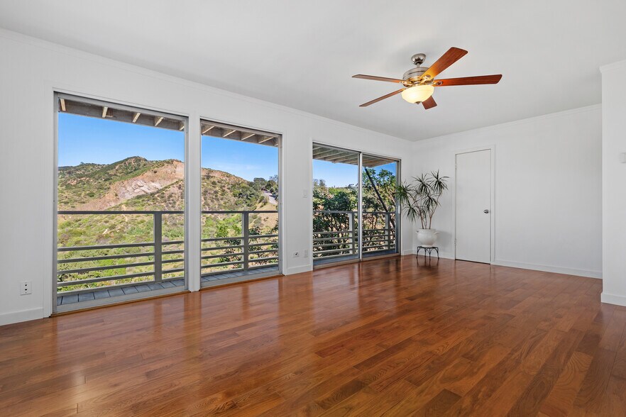 Building Photo - 2843 Lambert Dr