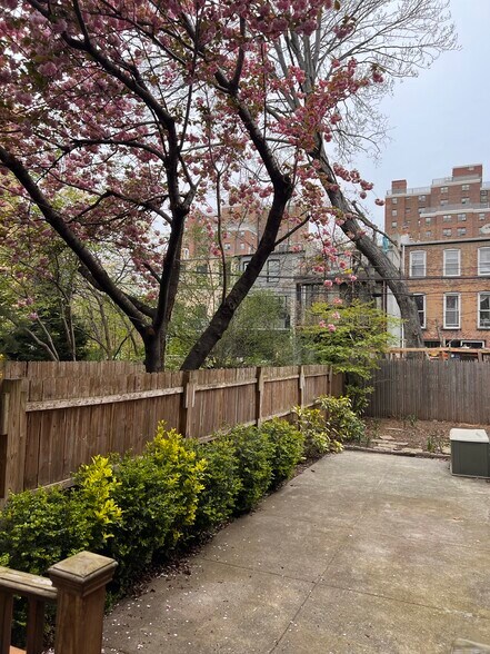 Building Photo - 447 Degraw St
