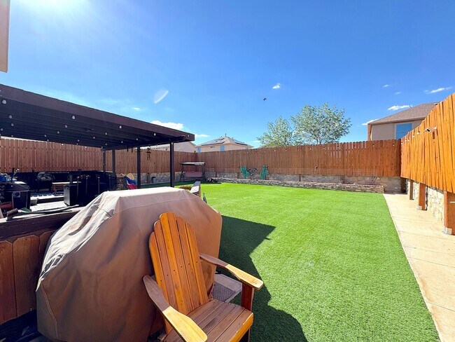 Building Photo - East El Paso 4 bed Refrig A/C w/Gorgeous L...