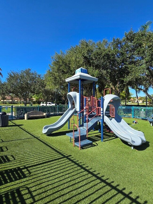 Building Photo - 1030 NE 41st Pl