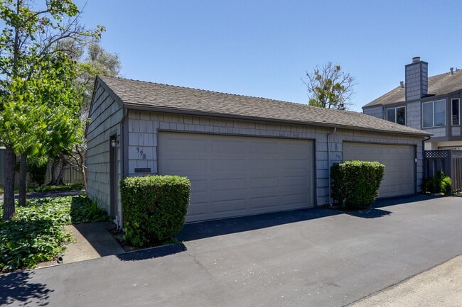 Building Photo - 3 Bed / 2.5 Bath light and spacious townho...