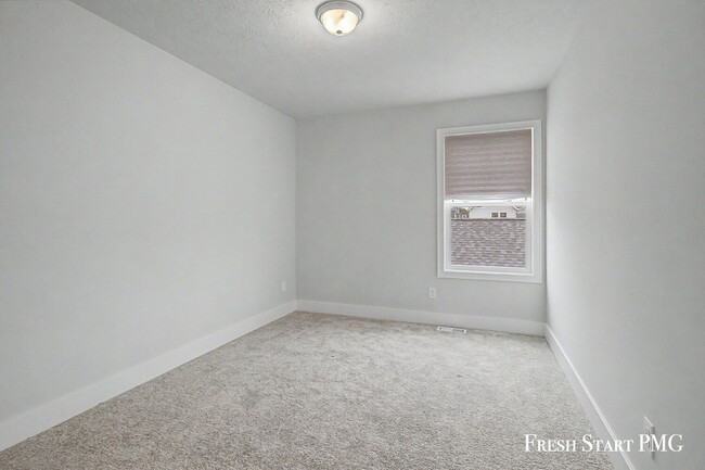 Building Photo - 3-Bed with 2.5 Baths in Rockford's Serene Setting with Fenced in Yard