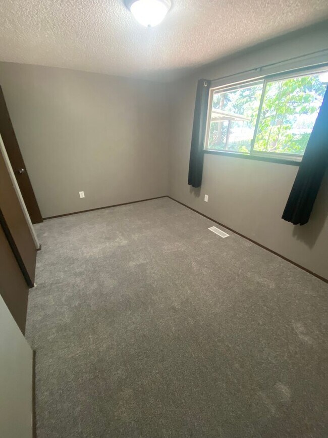 Building Photo - 3 Bed Room 1.75 Bath , New Floor Covering , New Interior Paint