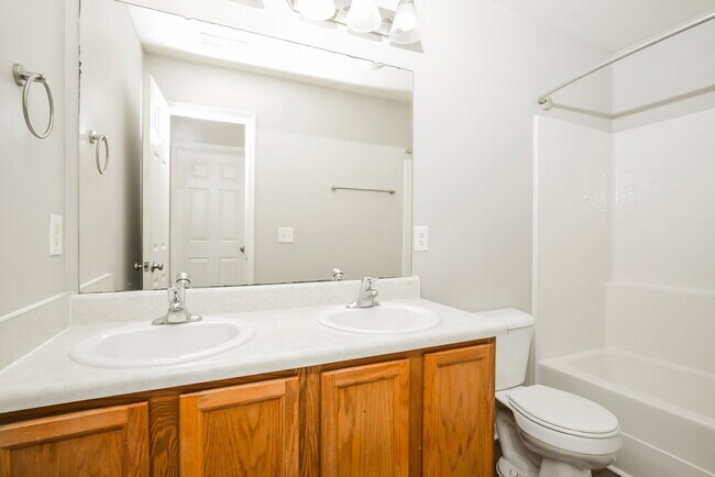 Building Photo - 802 Shefford Town Dr