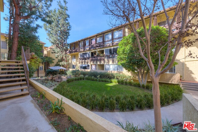 Building Photo - 5600 Kensington Wy