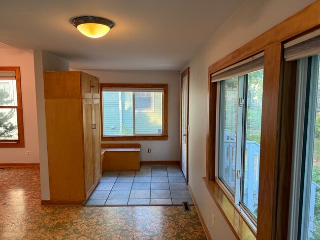 Building Photo - 1333 E Wilson St