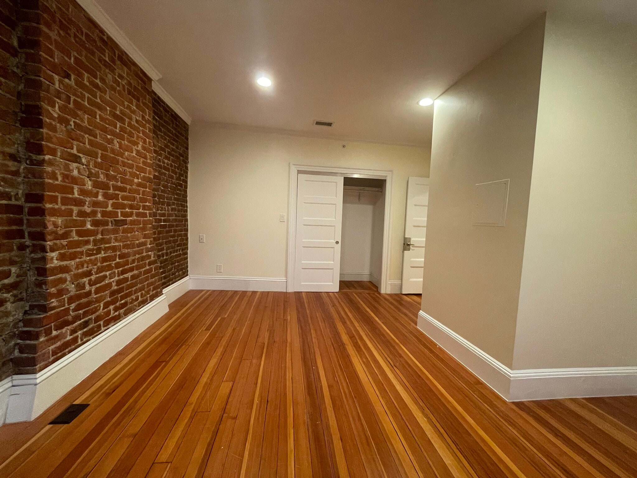 Building Photo - 1614 Beacon St