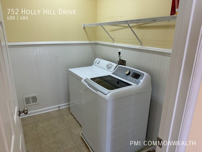 Building Photo - 752 Holly Hill Dr