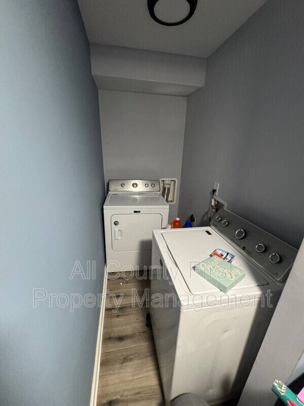 Building Photo - 656 Cedar Ave NW