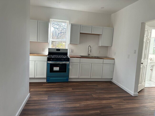 Building Photo - 3 br, 2.5 bath House - 417 E Burgess