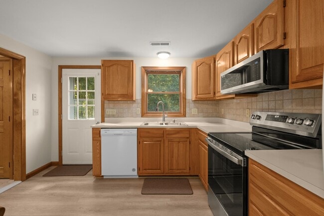 Building Photo - 53 Azarian Rd