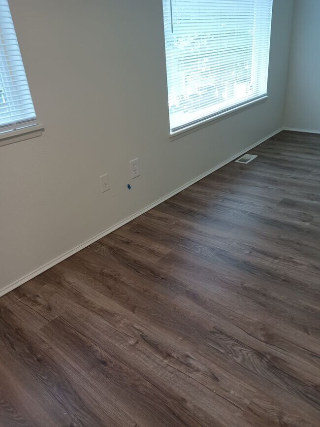 Building Photo - 3bed 2.5 bath Silverdale Rejuvinated Townhouse