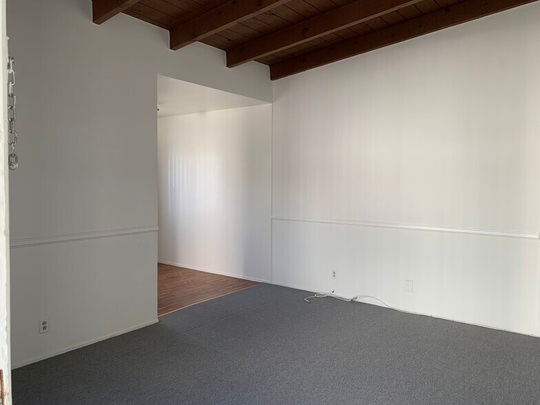 Building Photo - 975 S Barrington Ave