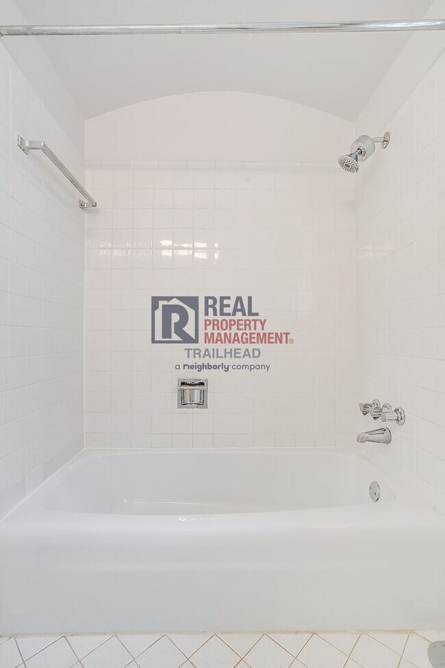 Building Photo - Spacious 3 bed 2 bath Monticello Duplex with Loft