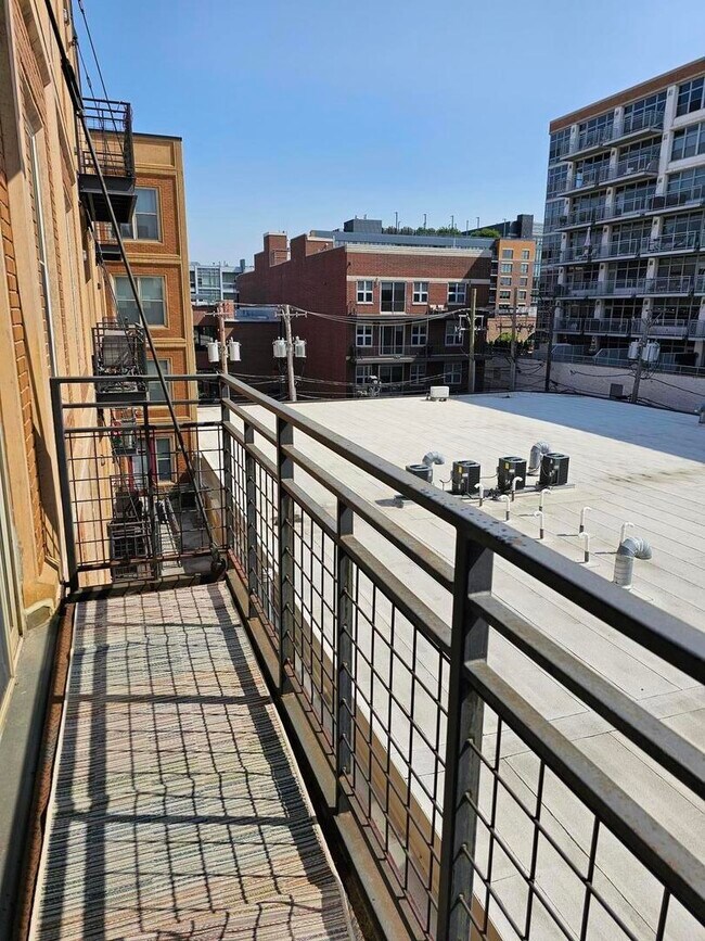 Building Photo - 1228 W Monroe St