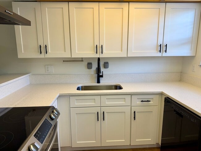 Building Photo - Serene Living at Townhomes of Lake Seminole 2/1.5 - 2 story condo