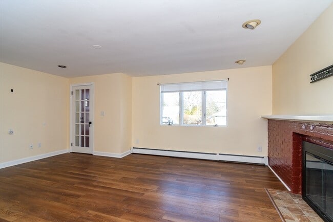 Building Photo - 10 Spring Valley Rd