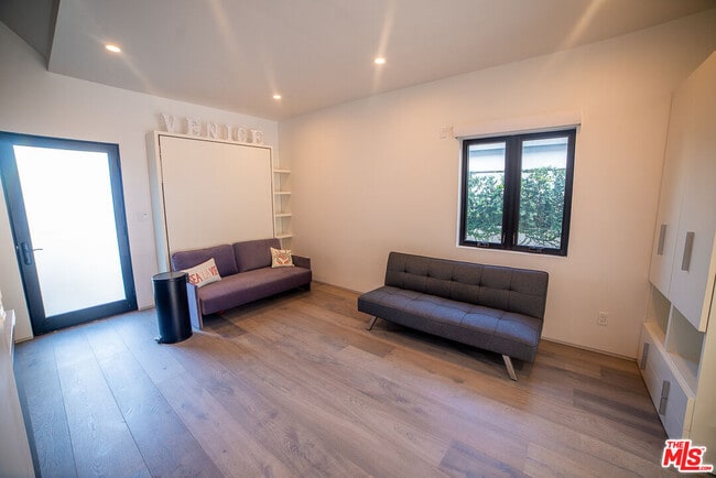 Building Photo - 205 Venice Way