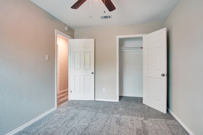 Building Photo - 2402 Ozark Dr