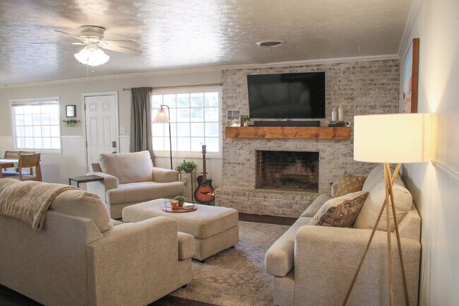 Building Photo - Large Updated Home!