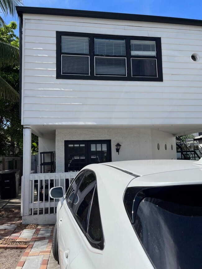 Building Photo - 301 Central Dr