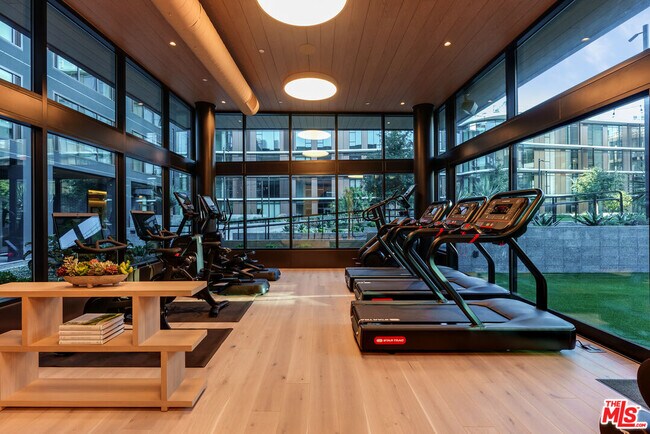 Building Photo - 700 Broadway