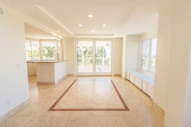 Building Photo - 4 Bedroom / 3 Bathroom Home With Panoramic...