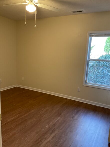 Two downstairs bedrooms - 10 Hillsboro Dr