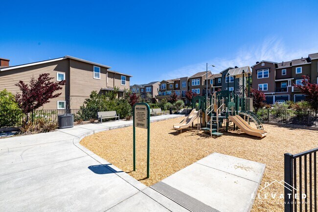 Building Photo - 611 Jade St