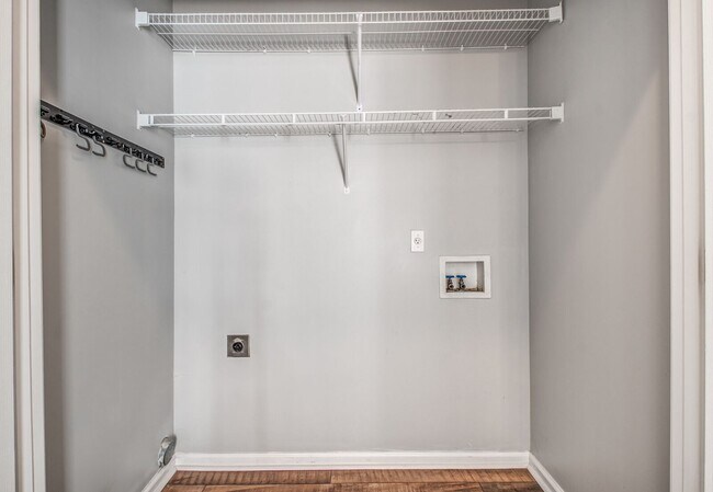Building Photo - 9461 Hickory Dr