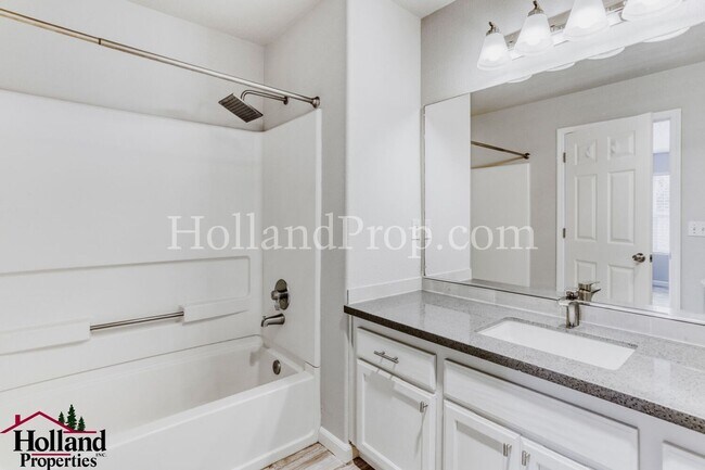 Building Photo - Beautiful 3-Level Hillsboro Townhouse in Quiet Cul-de-sac!