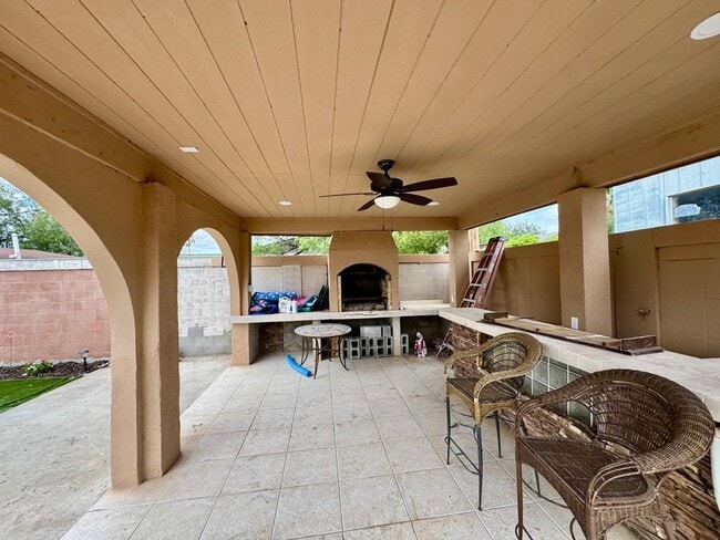 Building Photo - 111 Larga Vista Dr