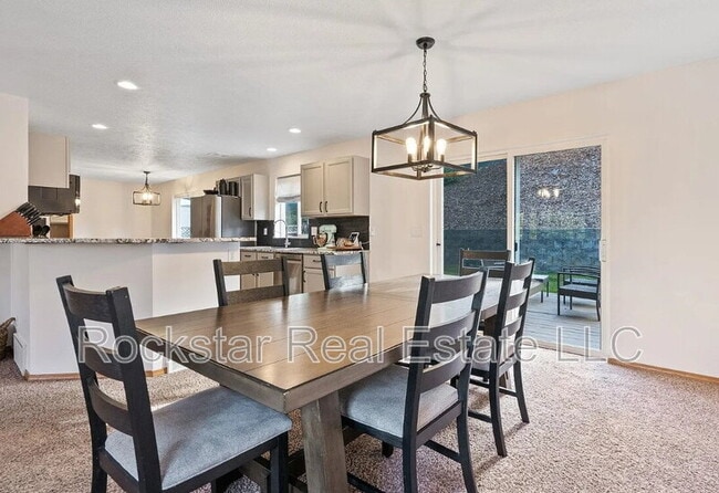 Building Photo - 607 W Persimmon Ln
