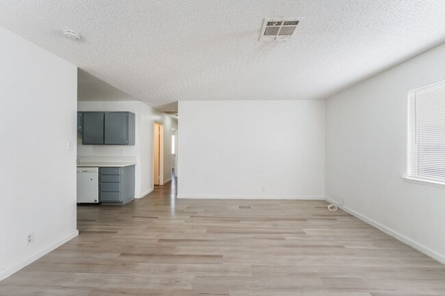 Building Photo - Upgraded 3 Bedroom Unit Near Air Force Base!