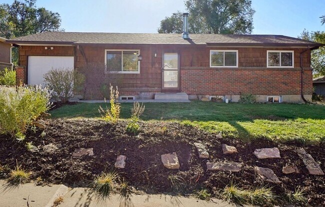 Building Photo - Renovated home on Yosemite for rent!