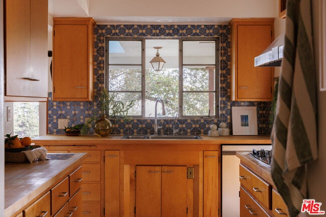 Building Photo - 1575 E Loma Alta Dr