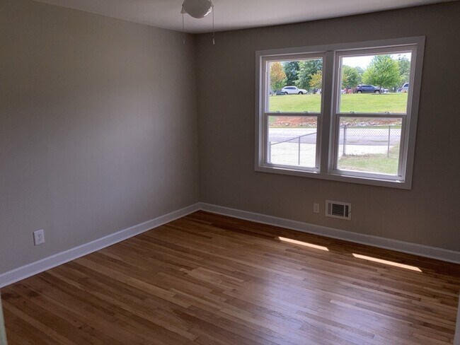 Building Photo - 5 Monaview St