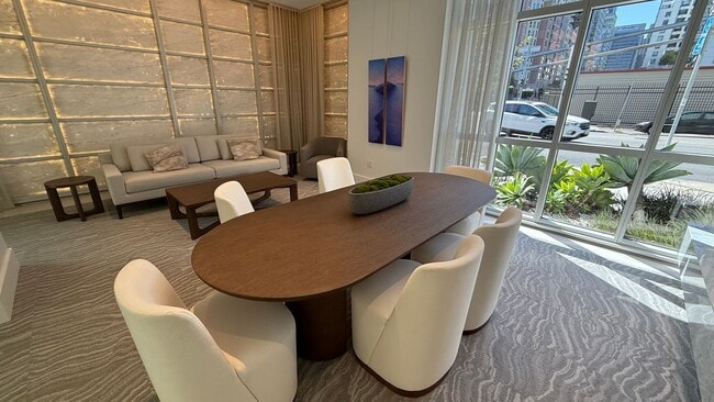 Building Photo - EPIC REA - Watermark-Fabulous Penthouse-Vi...