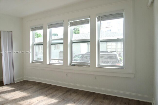 Building Photo - 501 SW 6th Ct