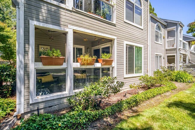 Building Photo - Charming 2-bedroom in Redwood Shores - $3,995/mo
