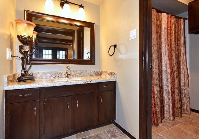 Building Photo - 2802 S Doral Dr