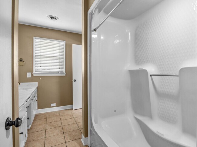 Building Photo - Spacious 2 bedroom 1.5 bathroom home in th...