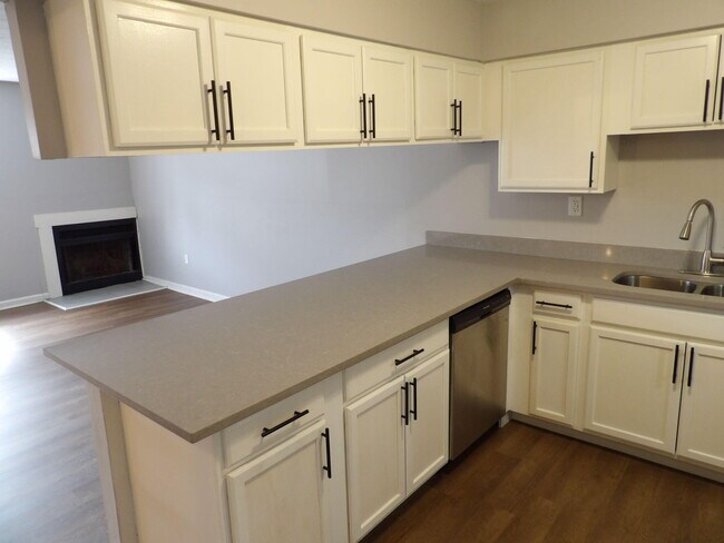 Building Photo - 902 Plaza Dr